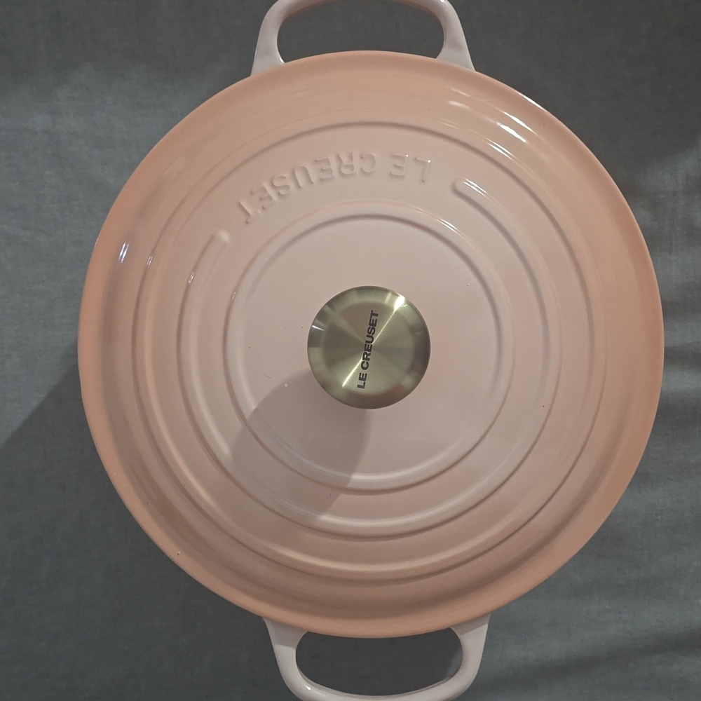 Le Creuset Signature Round Dutch Oven, 7.25 qt., Color Pêche, Retail $479.95 USD - Picture 8 of 16